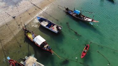钓鱼船海岸色彩斑斓的钓鱼船浮动海岸海水热带国家无人机前视图海洋海滩景观停泊木传统的钓鱼船